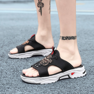 Férfi papucs hímzéssel, durva talppal