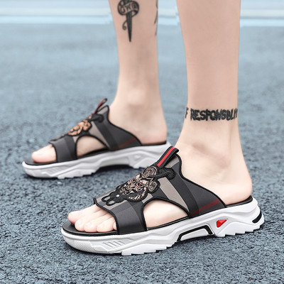 Férfi papucs hímzéssel, durva talppal