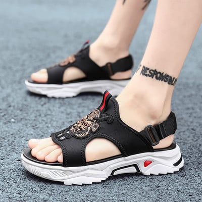 Férfi papucs hímzéssel, durva talppal