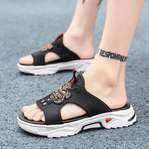 Férfi papucs hímzéssel, durva talppal