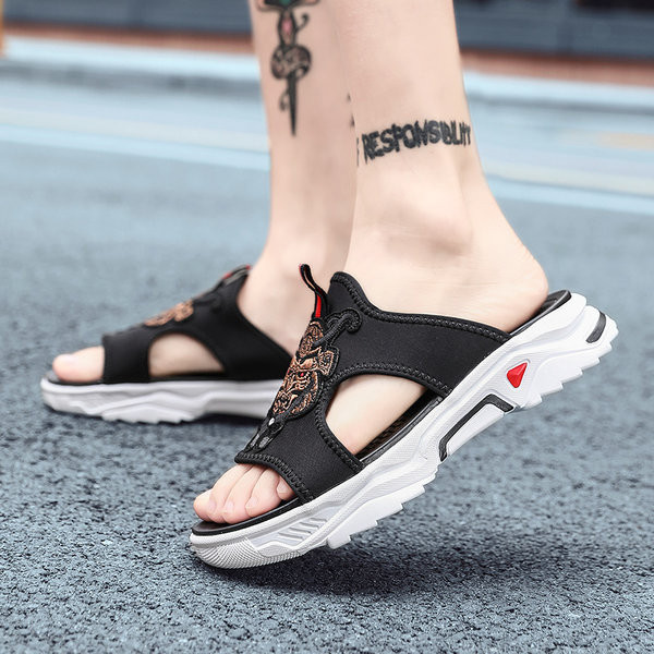 Férfi papucs hímzéssel, durva talppal