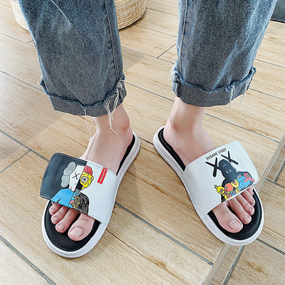 Lapos talpú, tépőzáras, rátéttel ellátott férfi papucs