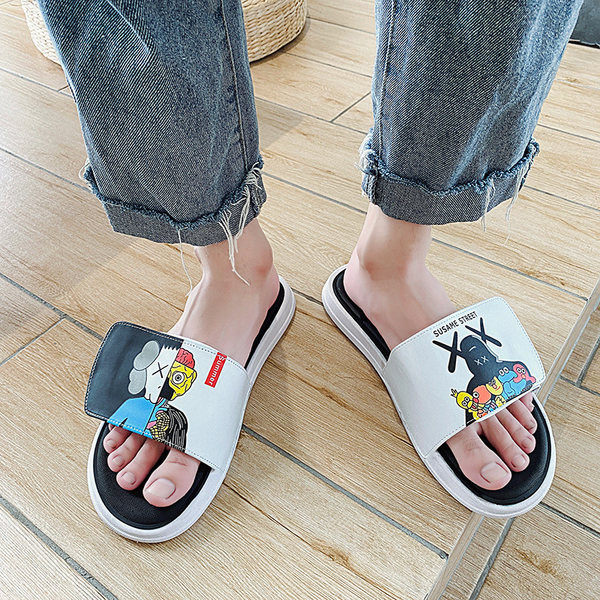 Lapos talpú, tépőzáras, rátéttel ellátott férfi papucs