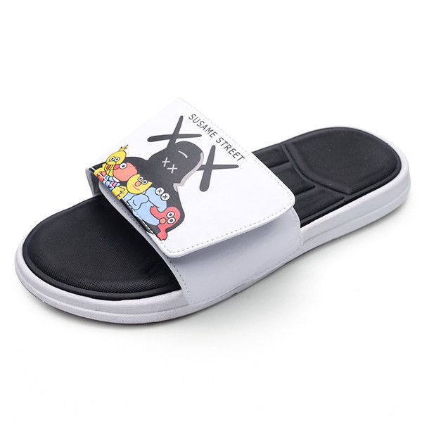 Lapos talpú, tépőzáras, rátéttel ellátott férfi papucs