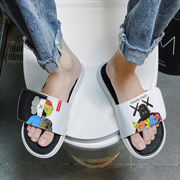 Lapos talpú, tépőzáras, rátéttel ellátott férfi papucs