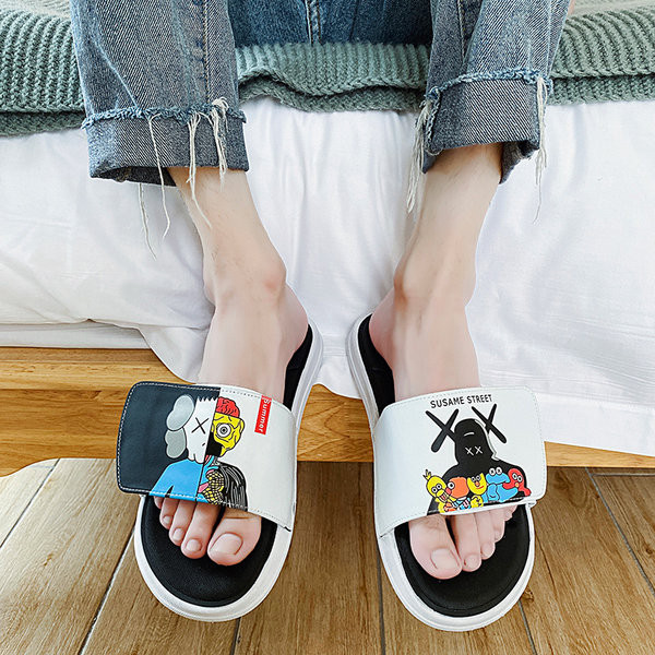 Lapos talpú, tépőzáras, rátéttel ellátott férfi papucs