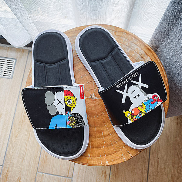 Lapos talpú, tépőzáras, rátéttel ellátott férfi papucs