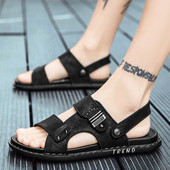 Vīriešu sandales ar plakanu zoli un metāla elementu