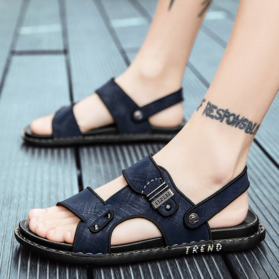 Vīriešu sandales ar plakanu zoli un metāla elementu