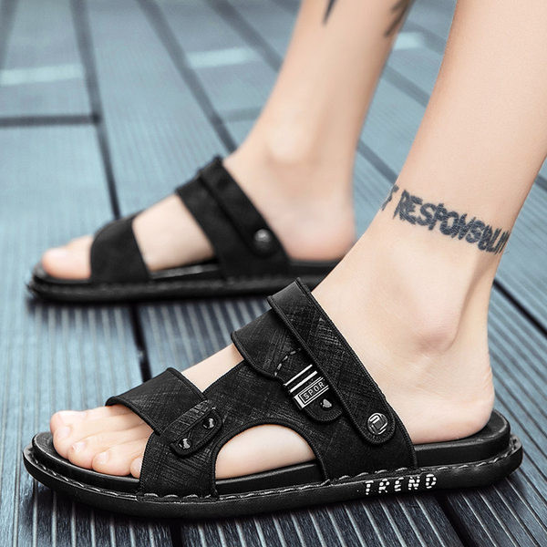 Vīriešu sandales ar plakanu zoli un metāla elementu