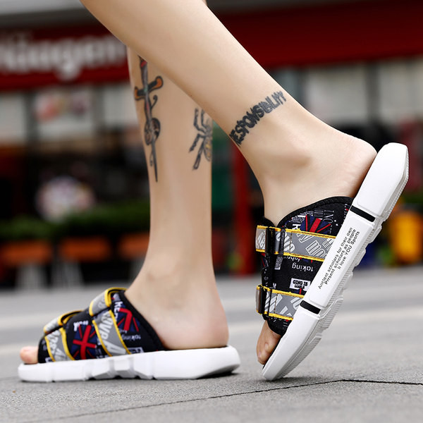 Värvilise mustriga suvised tekstiilist sussid meestele