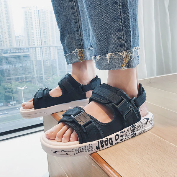 Jauns vasaras tekstila sandaļu modelis ar plastmasas aizdarēm