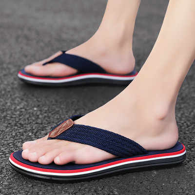 Vasaras vīriešu čības ar plakanu zoli - starp pirkstiem