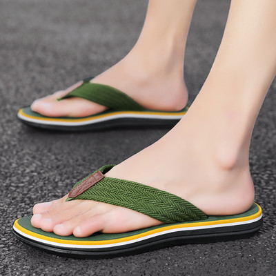 Vasaras vīriešu čības ar plakanu zoli - starp pirkstiem