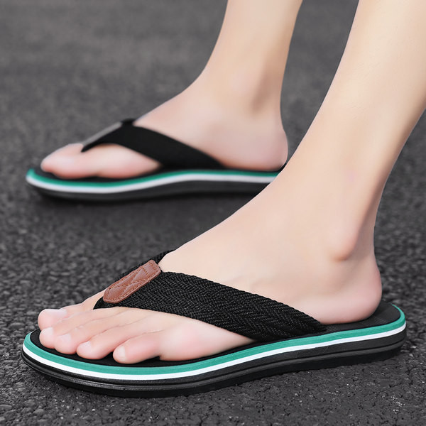 Vasaras vīriešu čības ar plakanu zoli - starp pirkstiem