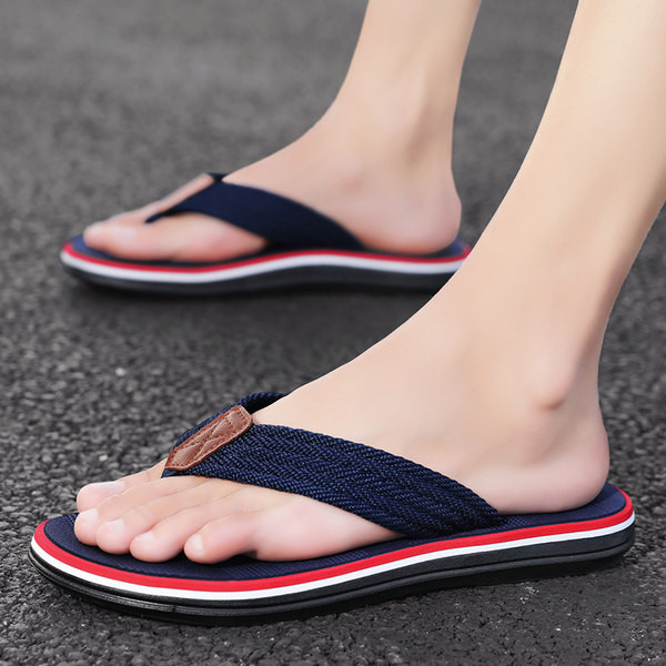 Vasaras vīriešu čības ar plakanu zoli - starp pirkstiem