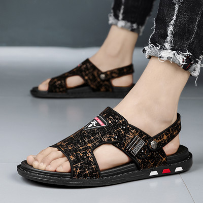 Vīriešu sandales ar emblēmu un metāla elementu