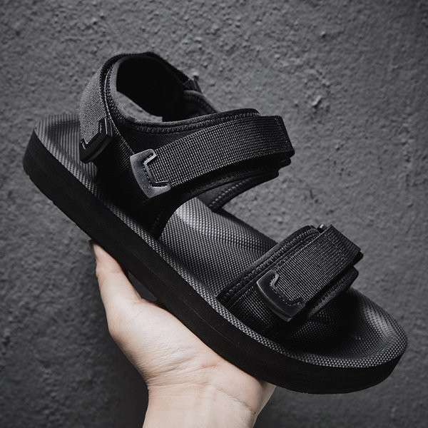 Vīriešu sandales ar ielāpiem un plakanu zoli