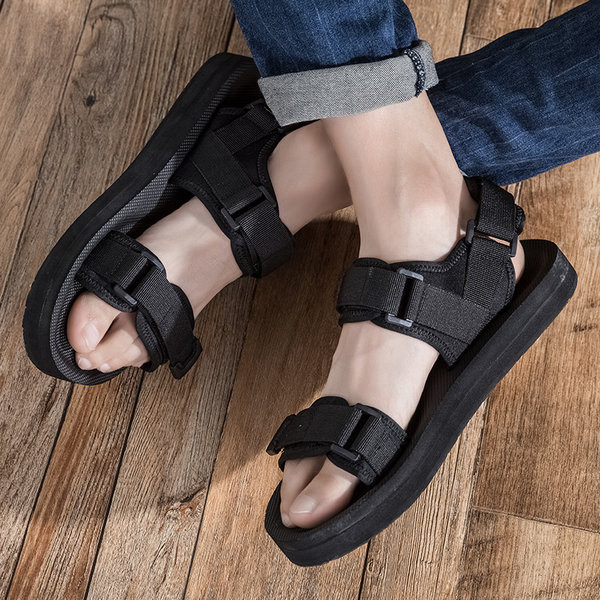 Vīriešu sandales ar ielāpiem un plakanu zoli