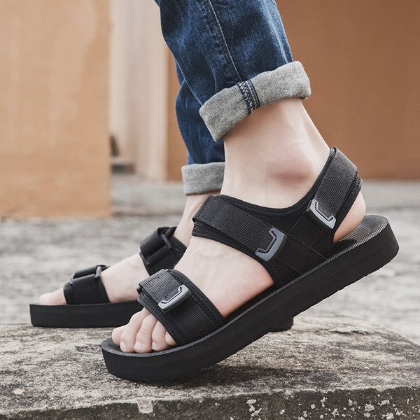 Vīriešu sandales ar ielāpiem un plakanu zoli