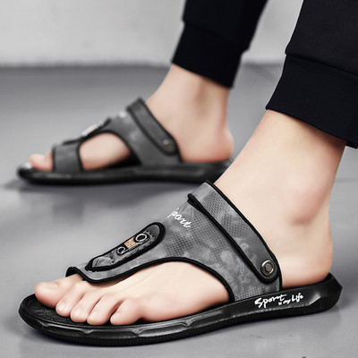 Ανδρικά σανδάλια ανάμεσα στο δάχτυλο με επιγραφή και επίπεδη σόλα