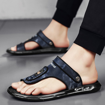 Ανδρικά σανδάλια ανάμεσα στο δάχτυλο με επιγραφή και επίπεδη σόλα