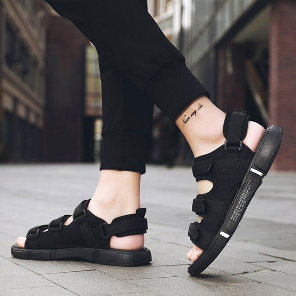 Férfi textil szandál tépőzárral és felirattal a talpán