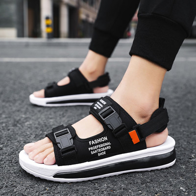 Vīriešu sandales ar plastmasas aizdari un uzrakstu