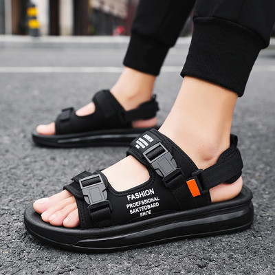 Vīriešu sandales ar plastmasas aizdari un uzrakstu