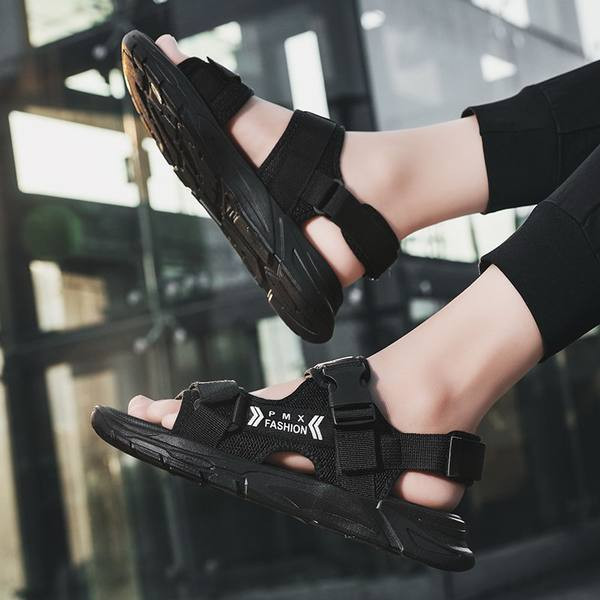 Vīriešu sandales ar plastmasas aizdari un uzrakstu