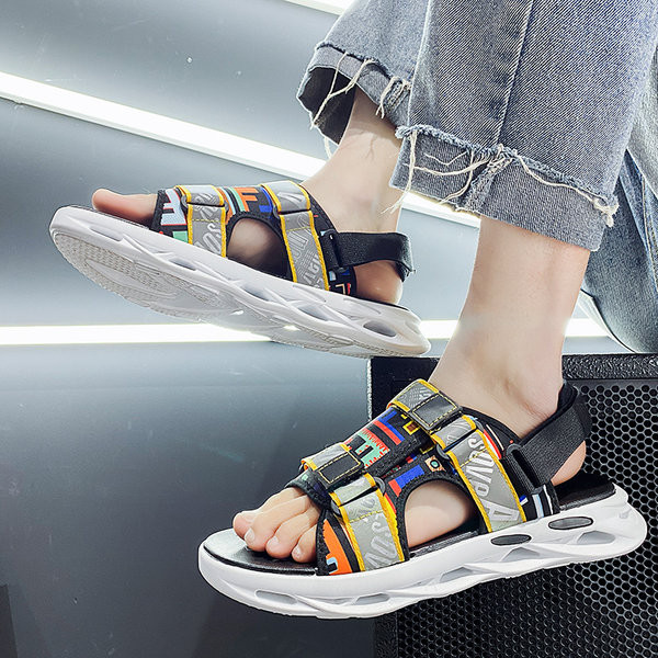 Férfi nyári szandál színes pántokkal