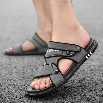 Vīriešu sandales ar uzrakstu un metāla apdari