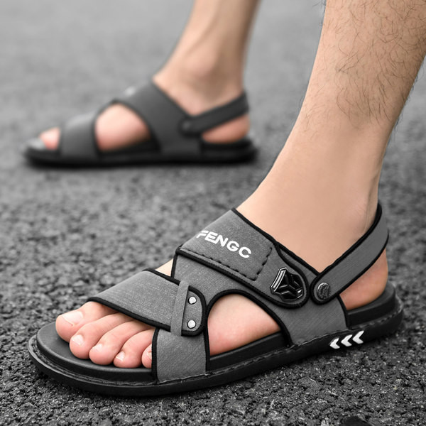 Vīriešu sandales ar uzrakstu un metāla apdari