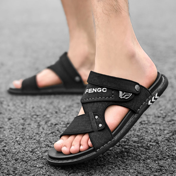 Vīriešu sandales ar uzrakstu un metāla apdari