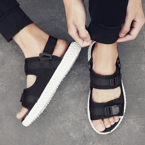 Fekete, lapos talpú férfi szandál