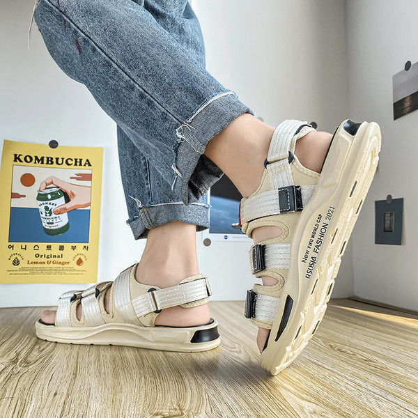 Vīriešu plakanas sandales un tekstila ielāpi