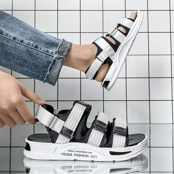 Vīriešu plakanas sandales un tekstila ielāpi