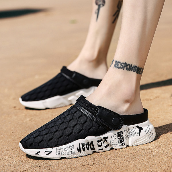 Jauns vīriešu slēgto sandaļu modelis ar uzrakstu