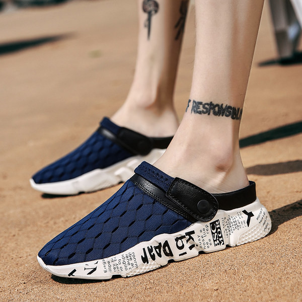 Jauns vīriešu slēgto sandaļu modelis ar uzrakstu