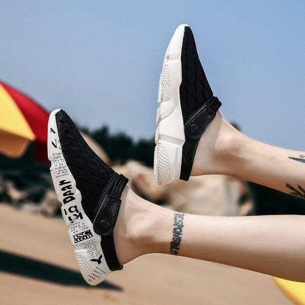 Jauns vīriešu slēgto sandaļu modelis ar uzrakstu