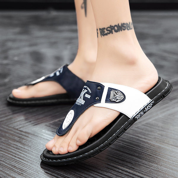 Vīriešu čības ar emblēmu un metāla apdari