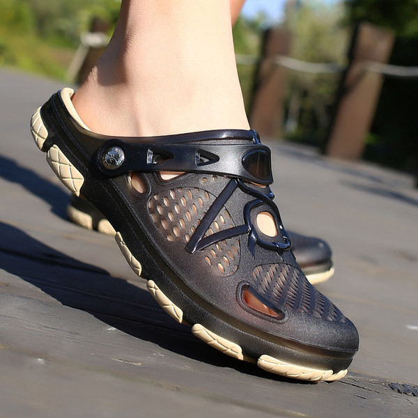 Väljalõigatud elementidega vabaaja kummisussid