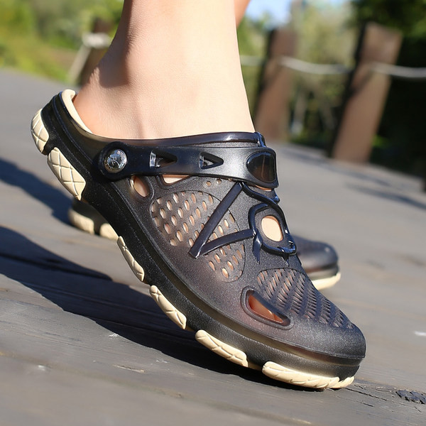 Väljalõigatud elementidega vabaaja kummisussid