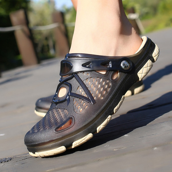 Väljalõigatud elementidega vabaaja kummisussid