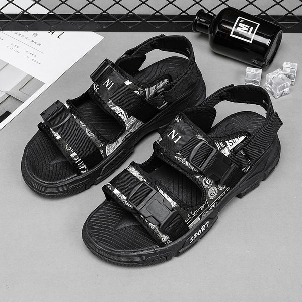 Ανδρικά σανδάλια με τραχιά σόλα και απλικέ