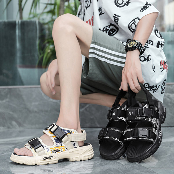 Ανδρικά σανδάλια με τραχιά σόλα και απλικέ