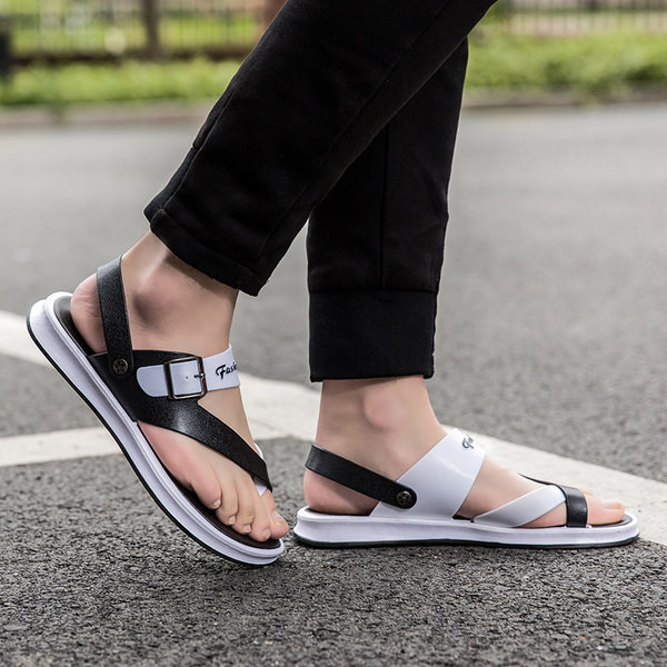 Férfi szandál fém csattal és felirattal