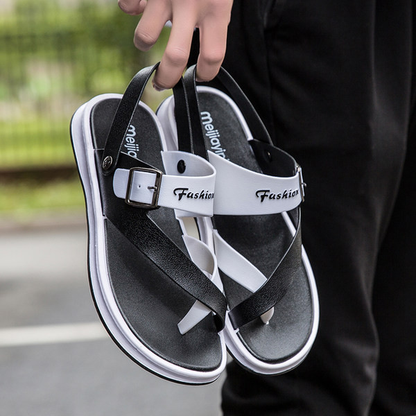 Férfi szandál fém csattal és felirattal