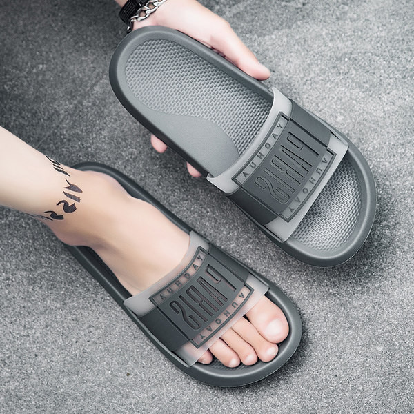 Jauna modeļa gumijas čības ar uzrakstiem