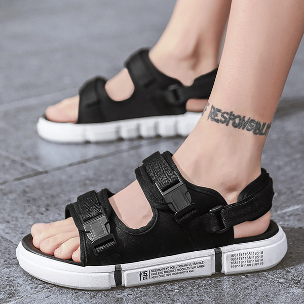 Vīriešu sandales ar plastmasas aizdarēm un plakanu zoli